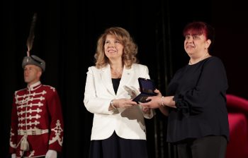 Президентът Йотова удостои с плакет видинско училище