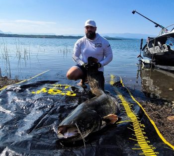 Кикбоксьор хвана огромен сом в язовир „Огоста“