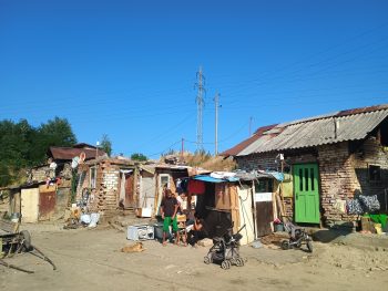 Незаконни колиби, сметища и мизерия установиха проверяващи в Мездра