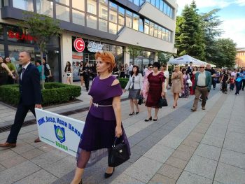 Прелестни! Абитуриентите на ППМГ-Враца събраха погледите в красиво дефиле /СНИМКИ и ВИДЕО/