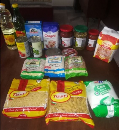 Подпомагат 100 човека с хранителни продукти