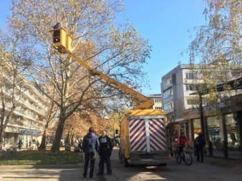 Слагат коледната украса във Враца