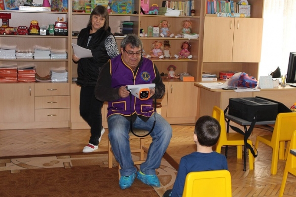 Преглеждат безплатно зрението на деца