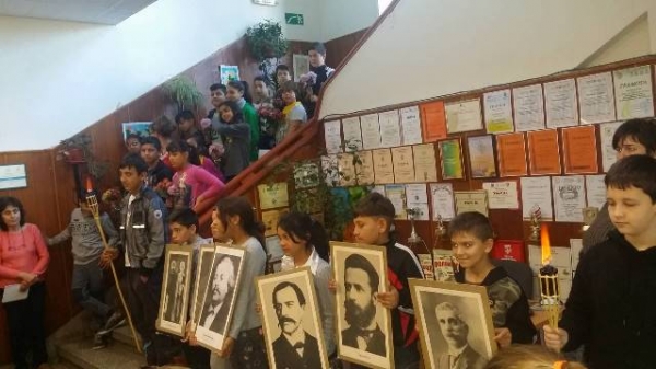 Деца запалиха факли за будителите