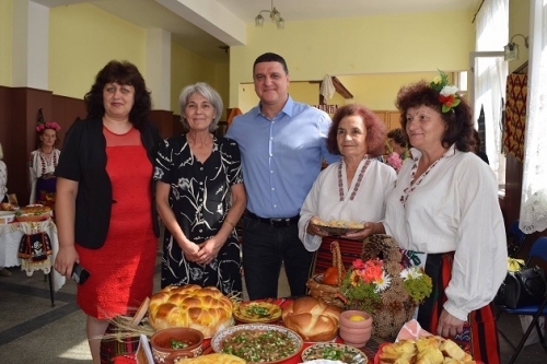 Дефиле на носии и кулинарни шедьоври на Атанасовден в Остров