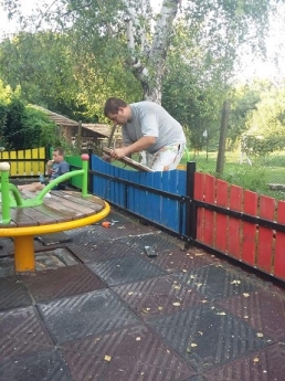 родители сами ремонтират съоръженията