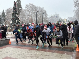 Коледен крос събра близо 5 хиляде лева за деца в нужда /СНИМКИ/