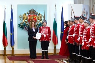 Президентът Йотова посрещна млади гвардейци от Враца и Монтана