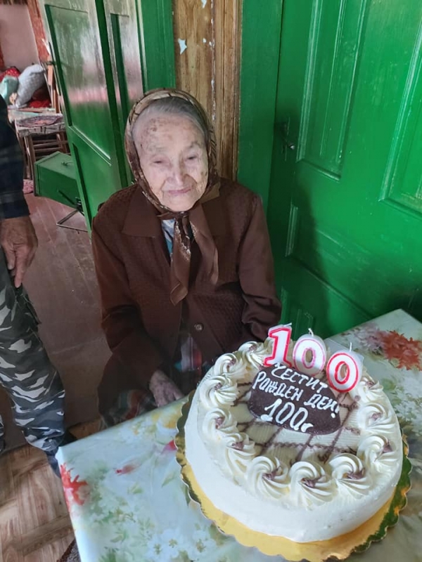 Баба празнува 100-годишен юбилей в Ботево