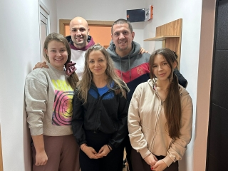 С вяра в доброто! Семейство влезе в обновено от дарители жилище