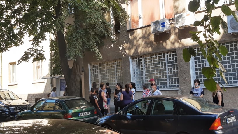 Опашки се извиват пред Паспортна служба във Враца