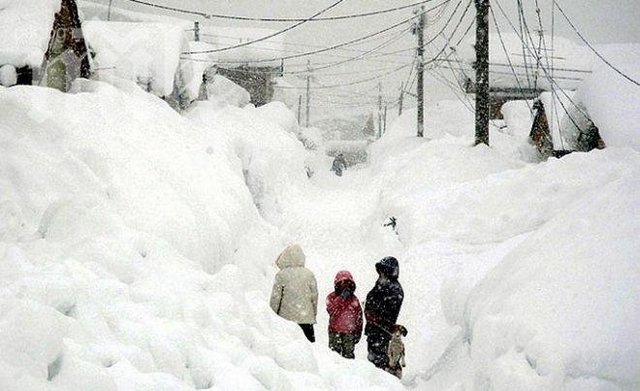 40 см сняг ни затрупва до часове