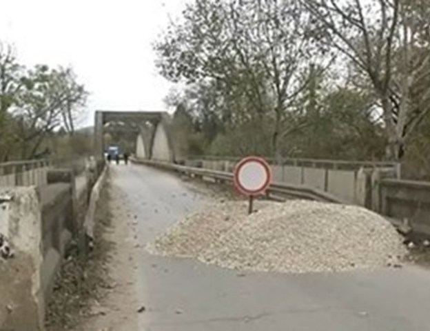 Възстановяват движението по авариралия мост край Червен бряг