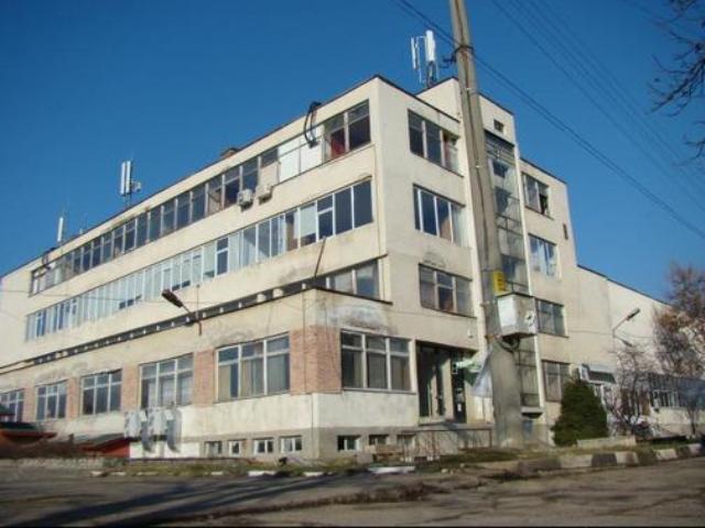 Продават соц гигант на цената на панелка