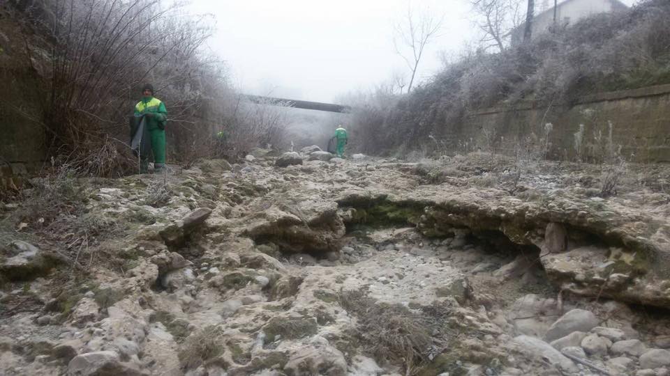 Боклуци задръстиха река Лева