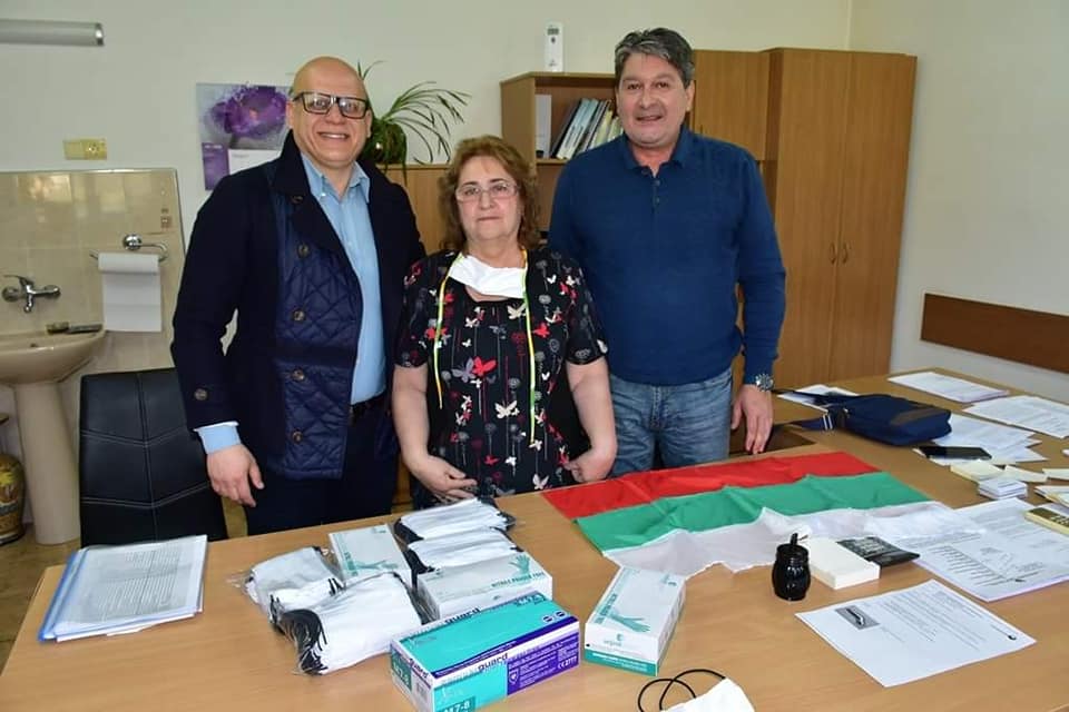Футболисти направиха дарение на МБАЛ „Христо Ботев”