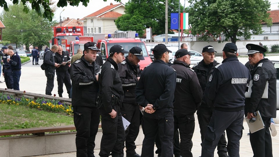 Във Враца почерня от полиция