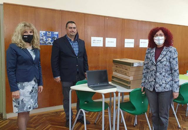 Дариха лаптопи на врачанско училище