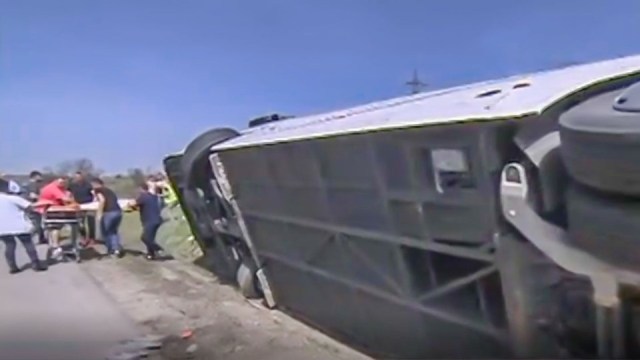 Автобус се обърна, има ранени