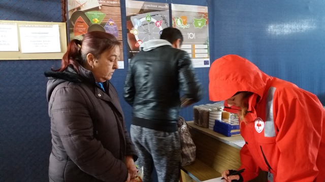 Раздават хранителни продукти на крайно нуждаещи се