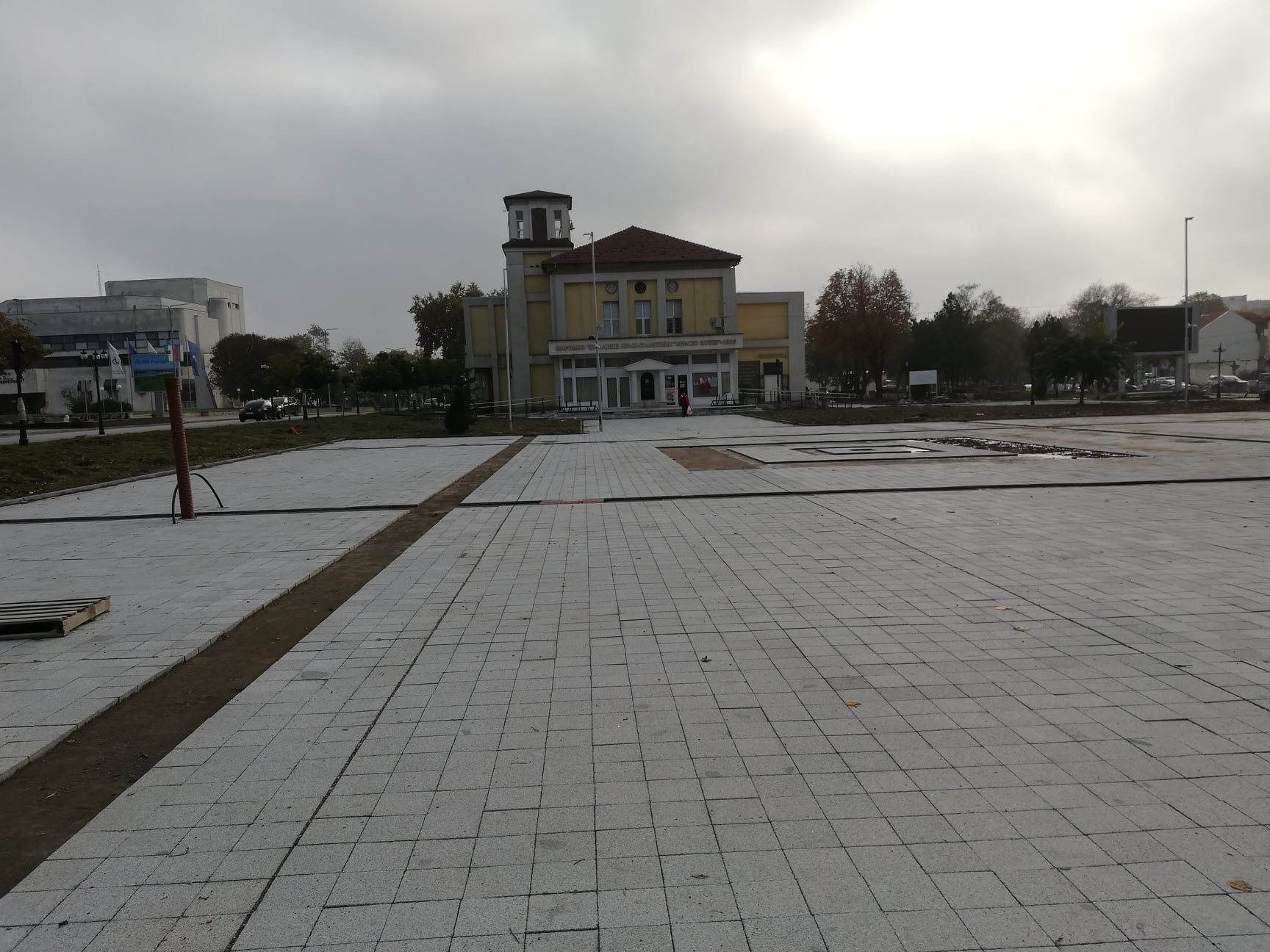 Строителна фирма бави ремонта на площада в Козлодуй