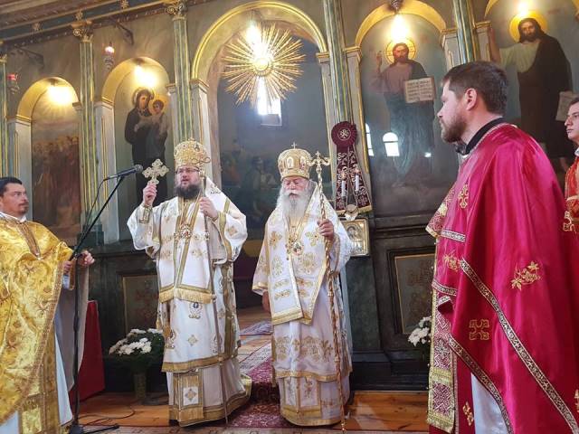 Двама митрополити на литургия във Враца