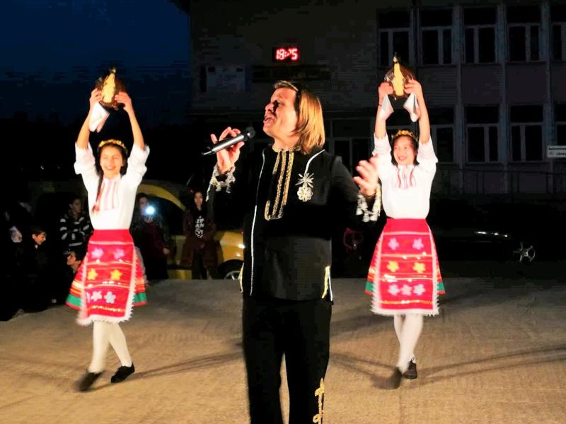 Популярен певец пя на събор в родното село /Снимки/