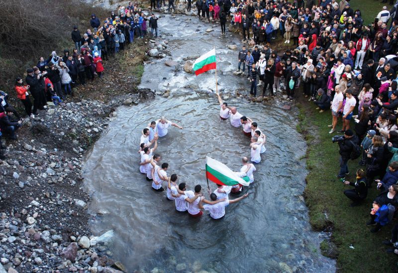Стотици се мятат за кръста в Северозапада