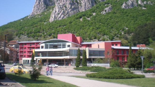 Продават емблематичен хотел във Враца