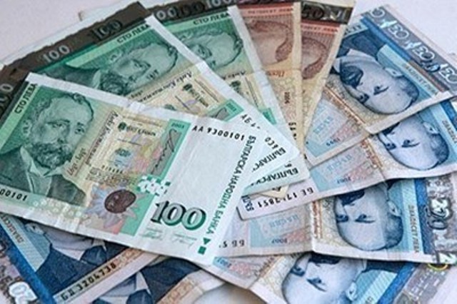 Вдигат заплатите на учителите от 1 януари