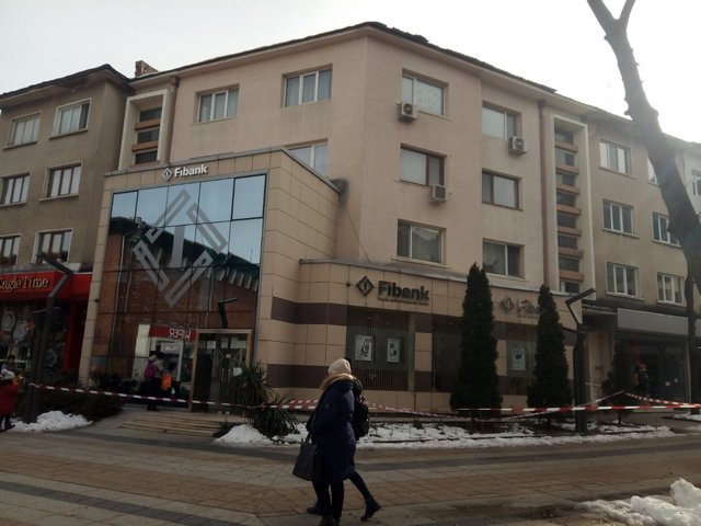 Опасно надвиснали ламарини заплашват врачани