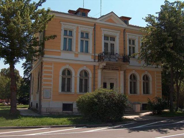 Пуснаха за продан Школата по изкуства