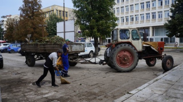 Чистят Мездра след вчерашната градушка