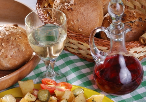 Редят сочни мезета, ракии и вина на площада във Враца