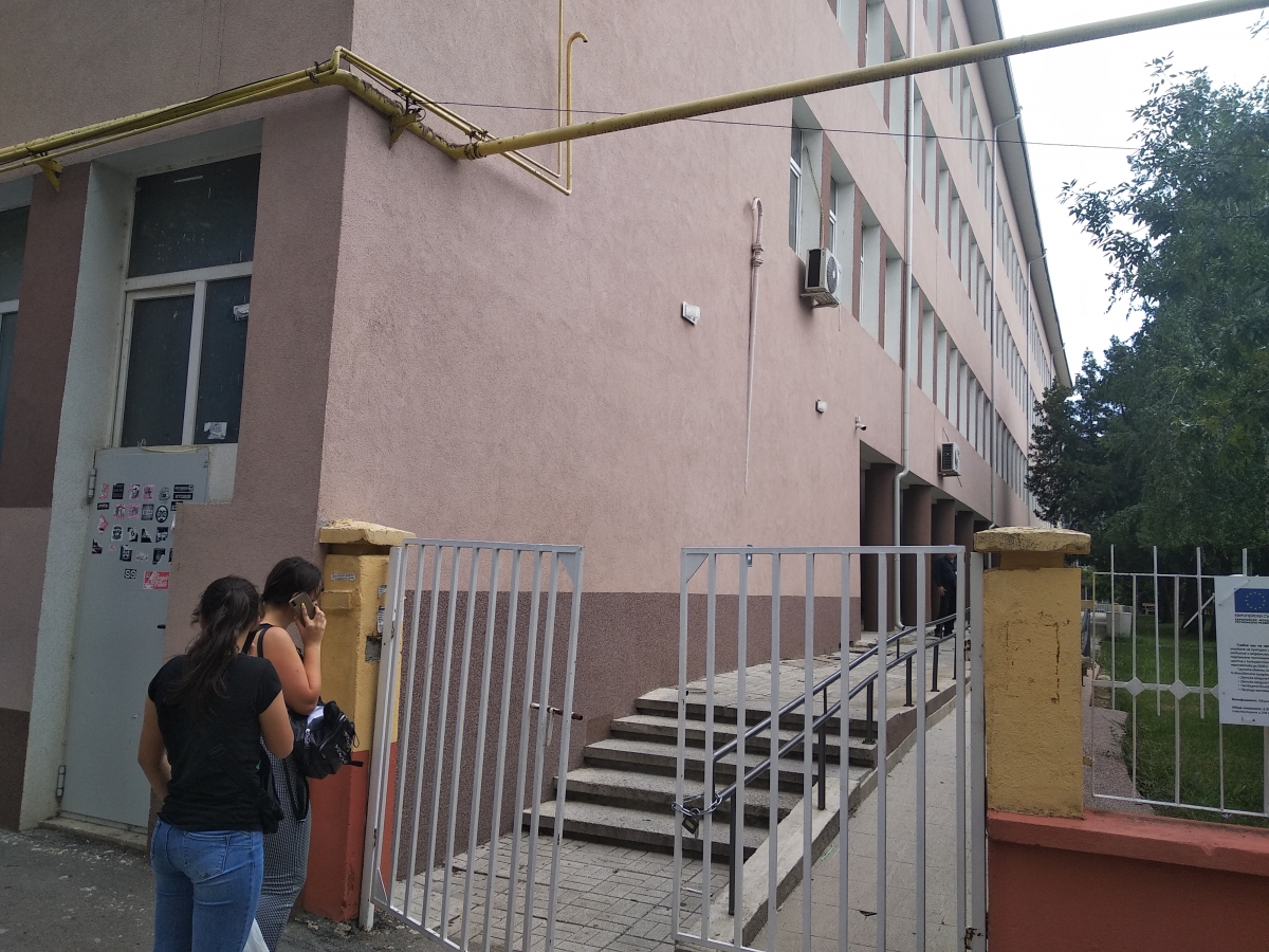 Близо 1000 седмокласници писаха “Задача с много неизвестни”