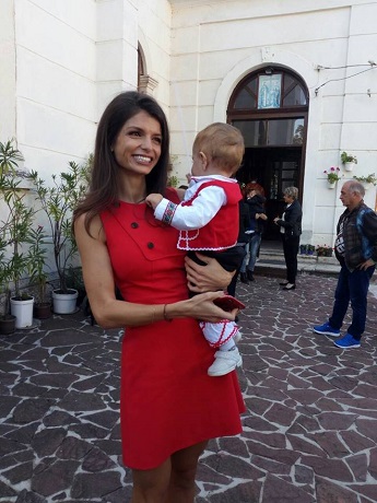 Славена Вътова стана звезден кръстник на 12 бебета от Враца