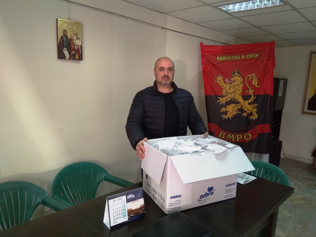 Богданов дарява маски на нуждаещите се във Врачанско
