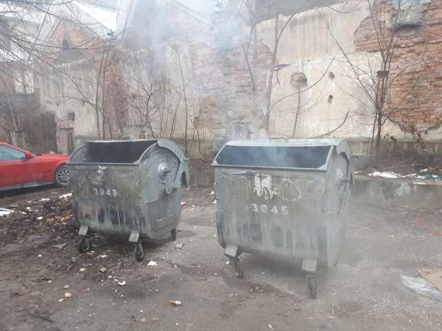 Пламнаха част от контейнерите във Враца