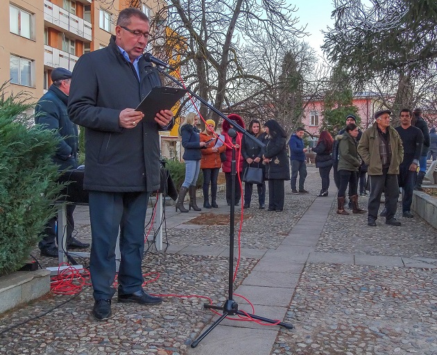 Запалиха светлините на елхата в Роман