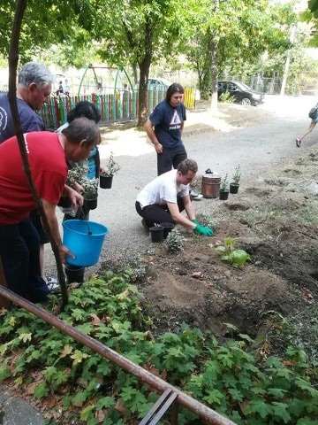 Граждани облагородиха градинката пред блока си