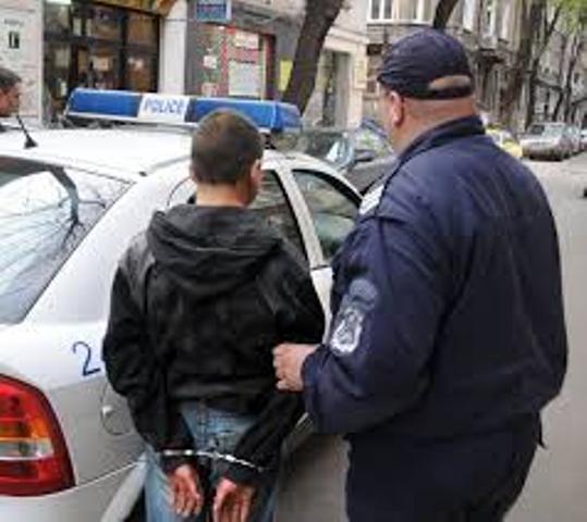 Вкараха непълнолетен в ареста