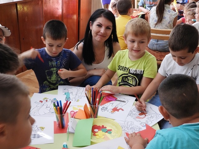 Деца твориха в библиотеката