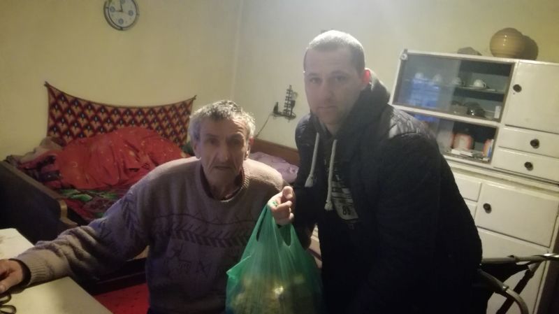 55 човека с хранителни пакети в Роман