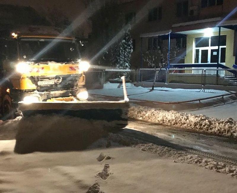 12 машини ринаха 30 см снежна покривка във Враца