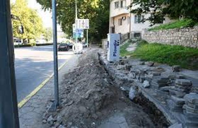 Задигнаха плочите от тротоар в Роман