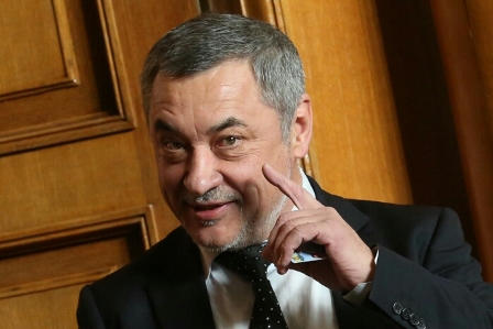 Валери Симеонов се настанява в храма на СДС