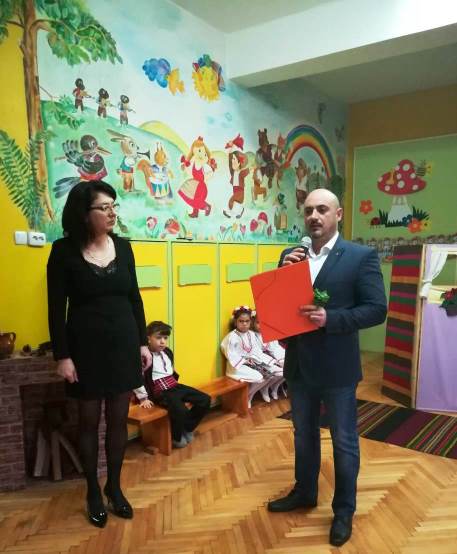 Българчета посрещнаха депутат в носии