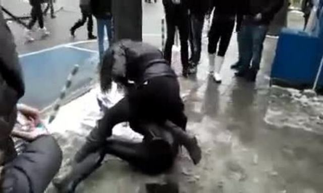 Скандалджия скочи на ченгета