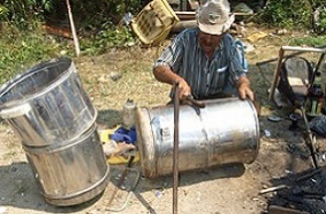 Задигнаха медни казани