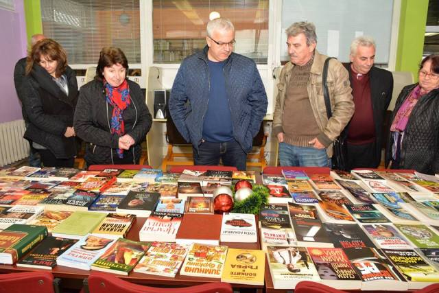 Депутати дариха книги на библиотеката в Криводол